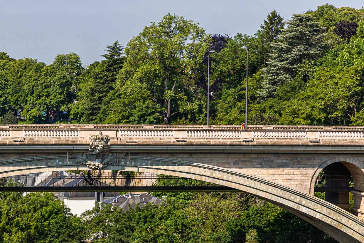 Die Adolphe Brücke, erbaut 1903, ist bis heute eine der größten Steinbogenbrücken der Welt. 2017 wurde sie um eine vier Meter breite, zweite Ebene für Radfahrer und Fußgänger erweitert / © Foto: Georg Berg