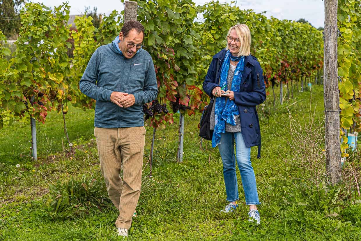 Angela Berg mit Winzer, Butler und Sommelier Jakob Stokkebye in der Neupflanzung von Pinot Noir Reben / © Foto: Georg Berg