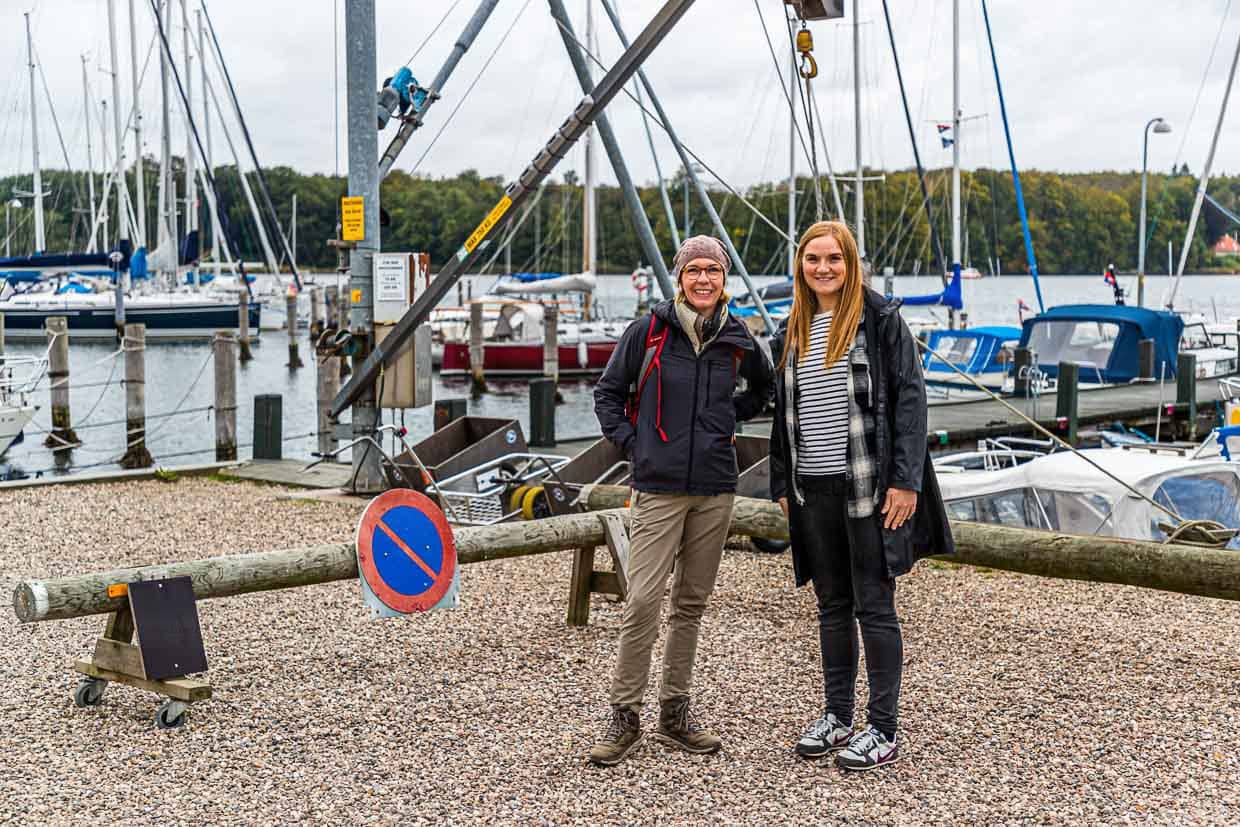 Treffen im Hafen von Troense mit Anne von Vagabond Tours. Sie übergibt uns letzte Informationen und nimmt unser Gepäck entgegen / © Foto: Georg Berg