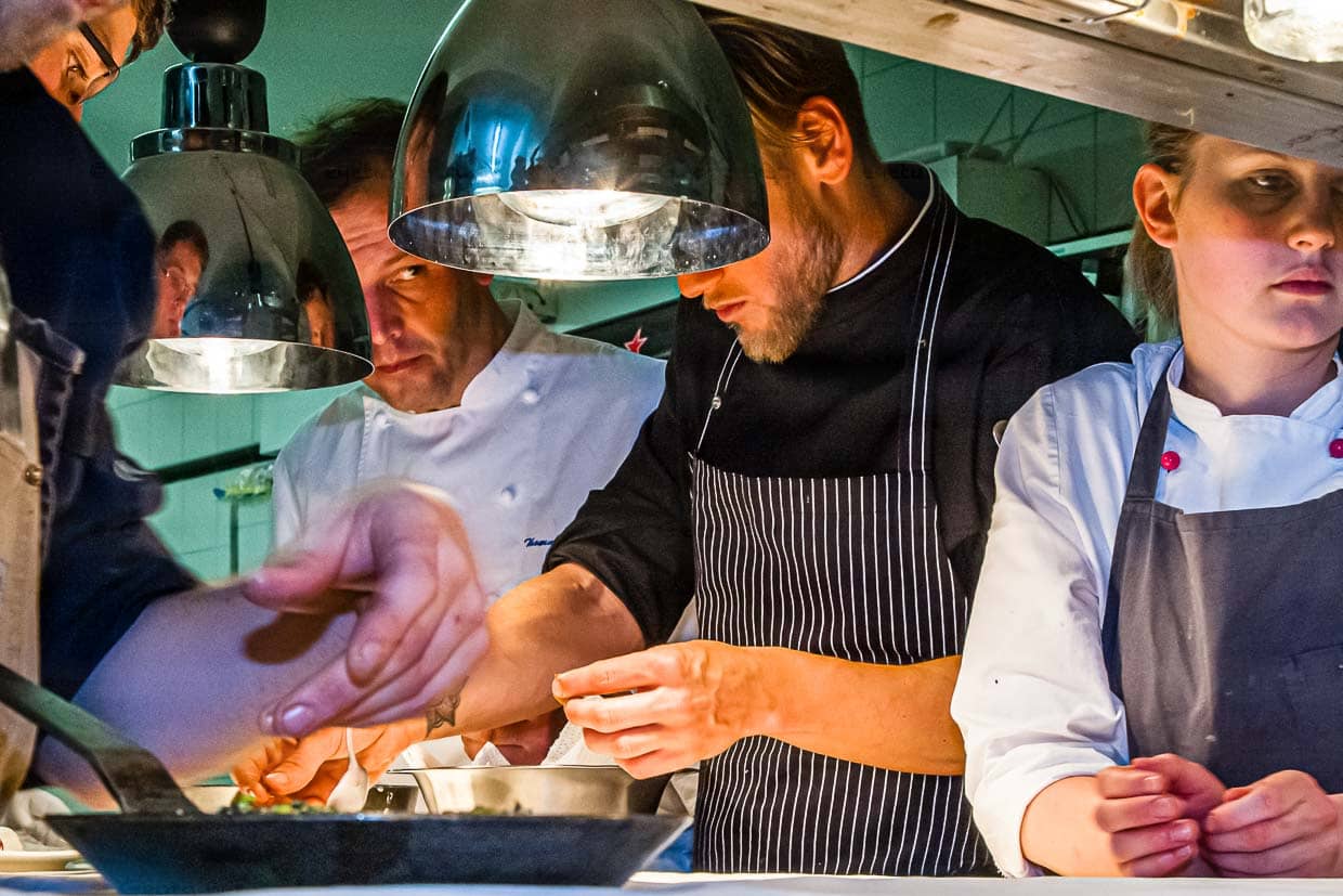 Ruhig, konzentriert und alles im Blick, so arbeitet Sternekoch Thomas Kellermann mit seinem Team in der Küche / © Foto: Georg Berg
