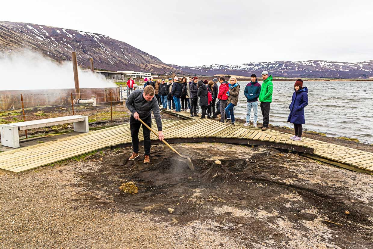 Vergraben von Hverabrauð. Das Backen von Roggenbrot an einer heißen Quelle wird Touristen in der Fontana Bakery in Laugarvatn gezeigt / © Foto: Georg Berg