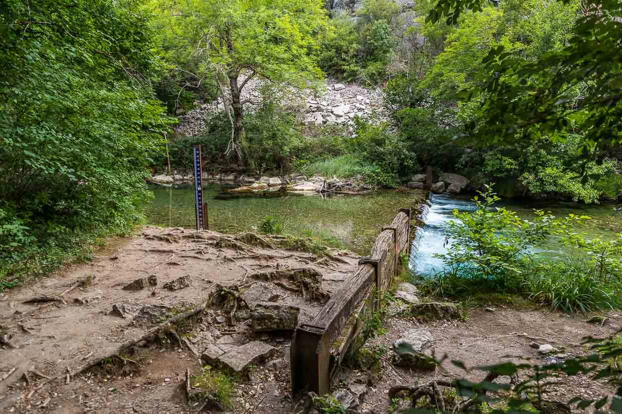 Der Fluss Vis bei Navacelles hat ein tiefes Tal geformt. Sein Wasserstand kann nach starkem Niederschlag sehr schnell ansteigen / © Foto: Georg Berg