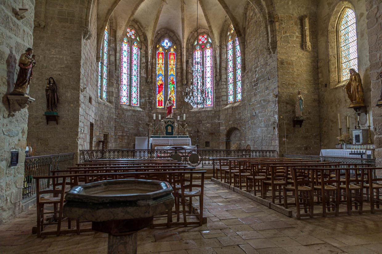 Das Innere der Kirche Mariä Himmelfahrt in Mourèze wirkt trotz seiner geringen Größe recht imposant. Der siebenteilige Chor mit einer fünfeckigen Apsis stammt aus dem 14. Jahrhundert / © Foto: Georg Berg