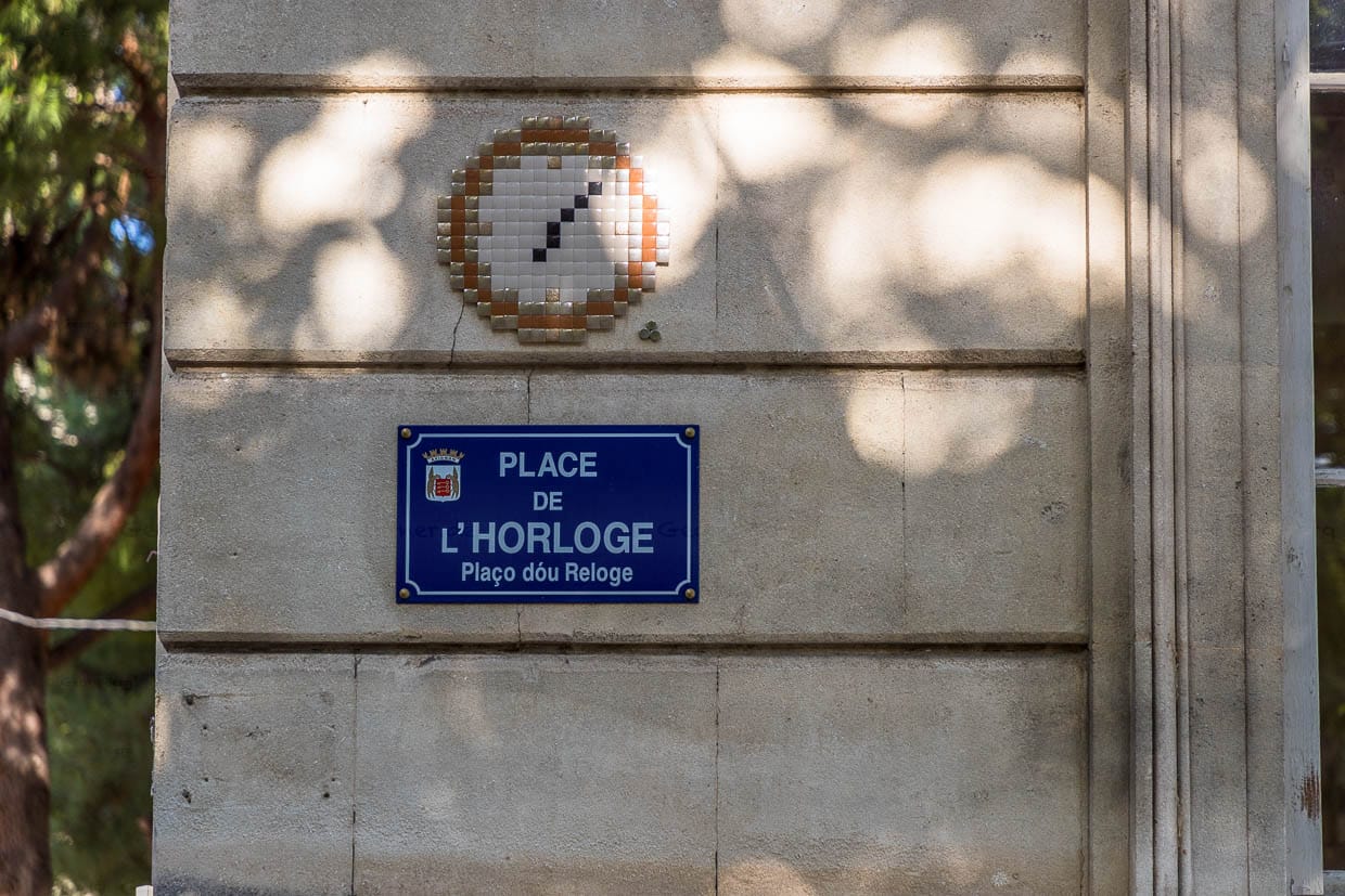 MifaMosa Place de L'Horloge, Avignon, Frankreich. Der französische Künstler peppt Straßenschilder in verschiedenen Städten mit Mosaiken auf, die Bezug zum Straßennamen haben. Als besonderes Kennzeichen sind bei jedem Bild drei Punkte aufgeklebt, die ihn selbst, seine Mutter und seine Schwester symbolisieren / © Foto: Georg Berg