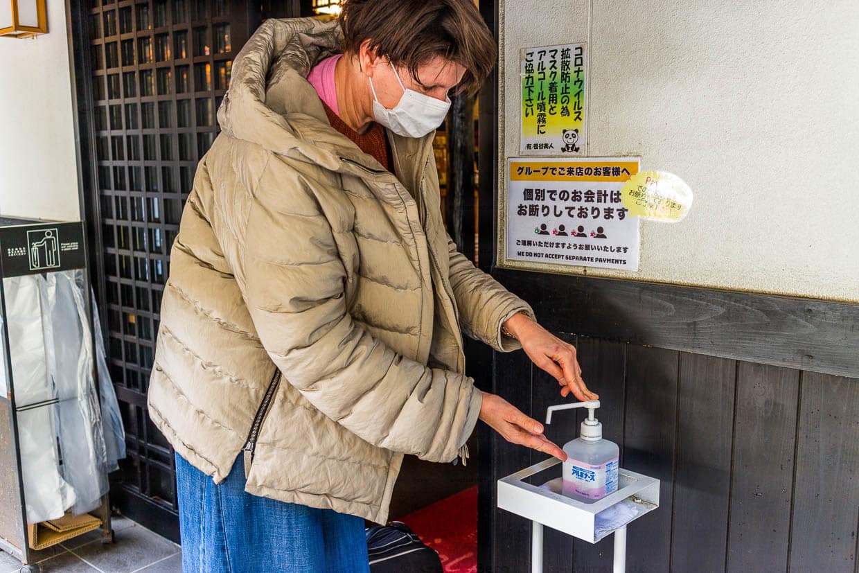 Maske und Handdesinfketion sind beim Eintritt in ein Restaurant in Japan auch 2022 noch Pflicht / © Foto: Georg Berg
