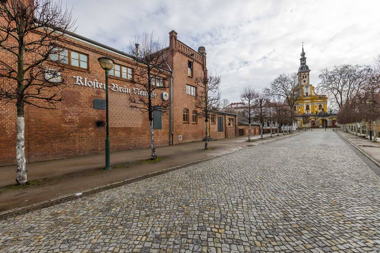 Klosterbrauerei Neuzelle (links) mit Barockkloster Neuzelle. Die Brauerei blickt auf 400 Jahre Geschichte zurück / © Foto: Georg Berg