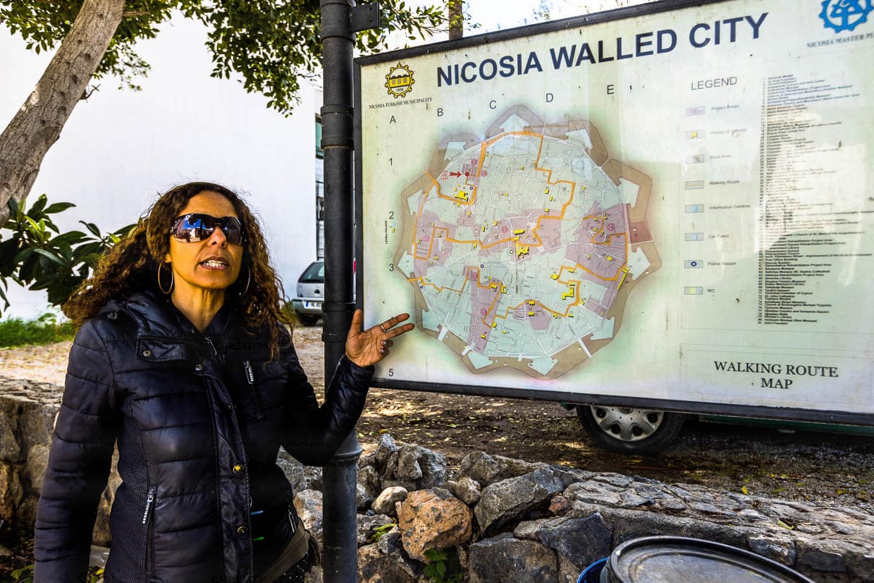 Nelin Tunc, zertifizierte Stadtführerin und Architektin während  einer Stadtführung vor einem Stadtplan der Altstadt von Nikosia innerhalb der venezianischen Mauer / © Foto: Georg Berg