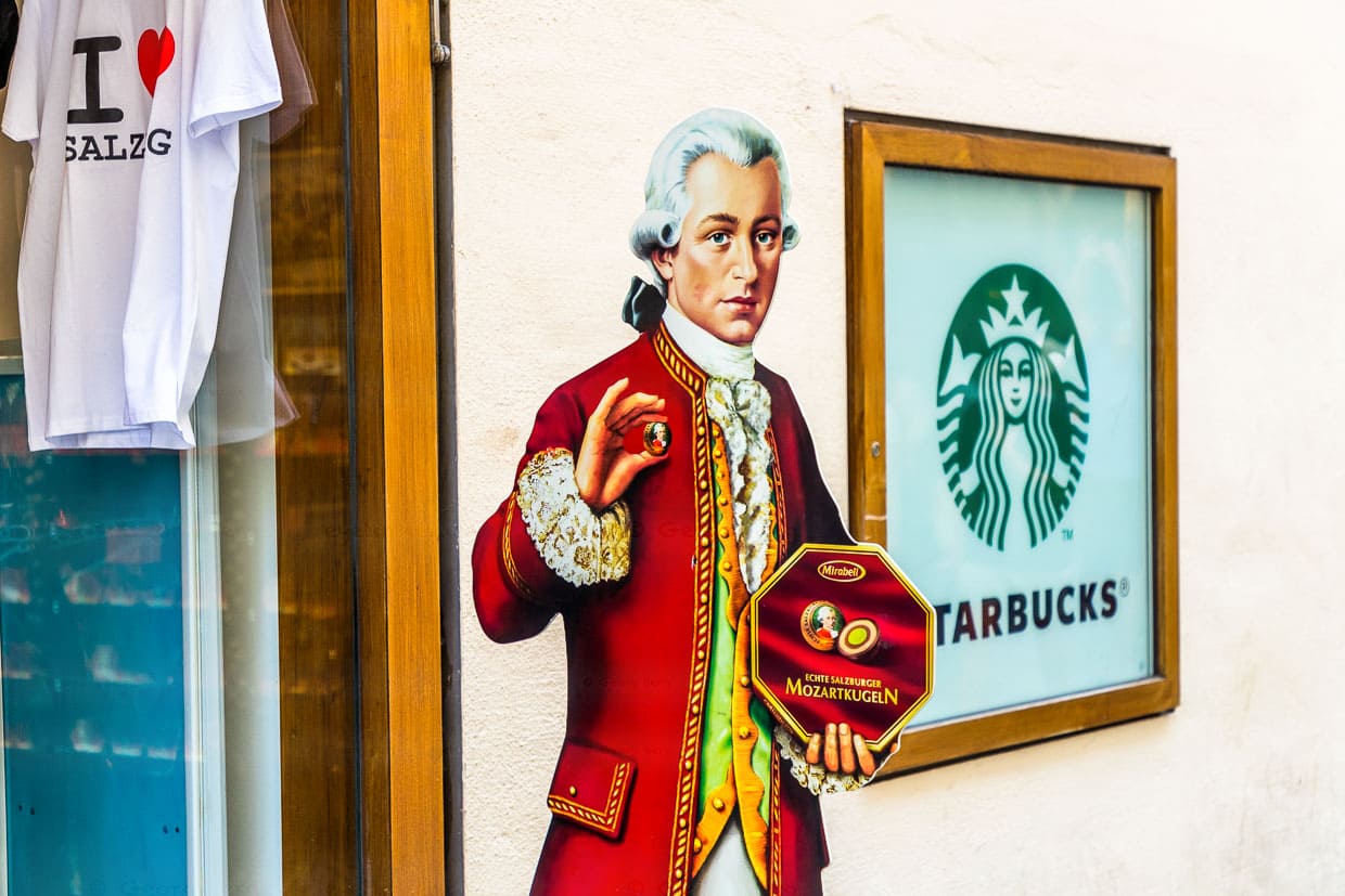 Souvenirgeschäft in Salzburg mit Werbung für Salzburger Mozartkugeln, I love Salzburg-T-shirt und Starbucks Cafe / © Foto: Georg Berg