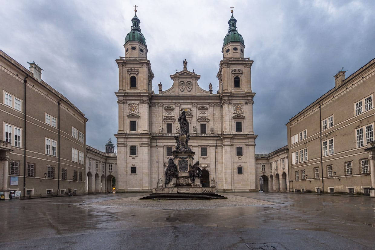 Der frühbarocke Dom zu Salzburg, umgeben von drei Plätzen, bildete den Mittelpunkt des geistigen Lebens der Stadt. Hier befindet sich das Taufbecken, in dem Mozart am Tag nach seiner Geburt getauft wurde / © Foto: Georg Berg
