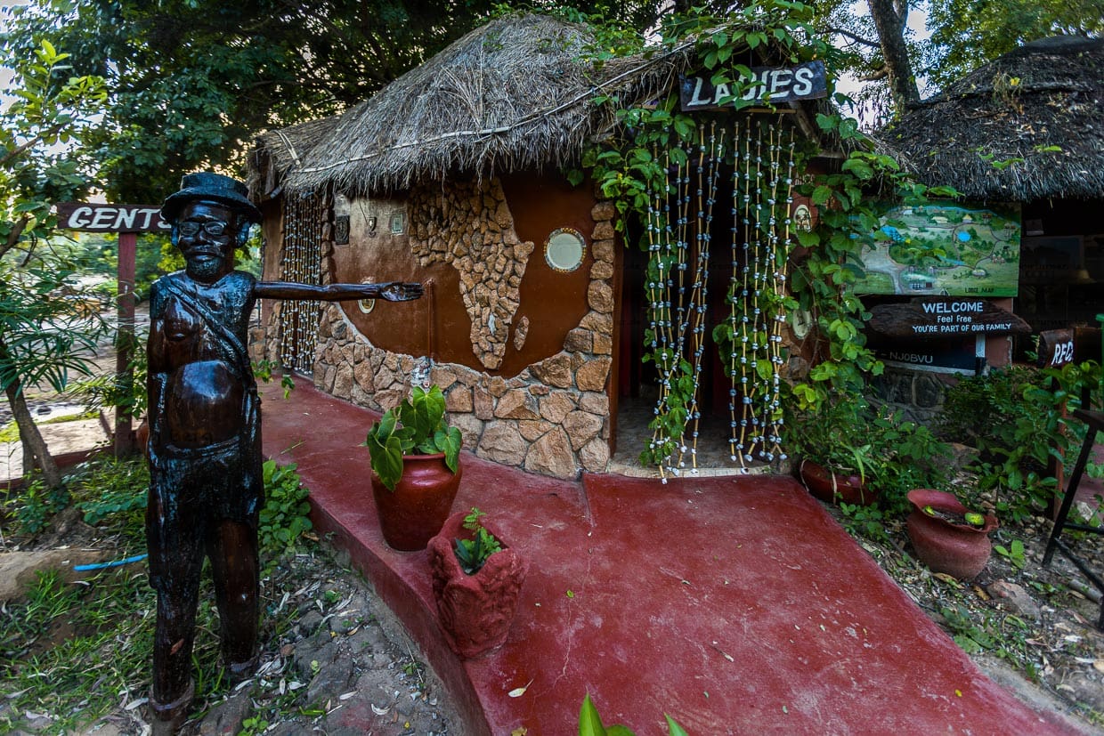 Die Chalets und Gemeinschaftsräume der Kutchire Lodge sind im afrikanischen Stil gebaut. Die Lodge ist im Besitz einer malawischen Familie, die viel Wert auf landestypische Details und Nähe zu ihren Gästen legt / © Foto: Georg Berg