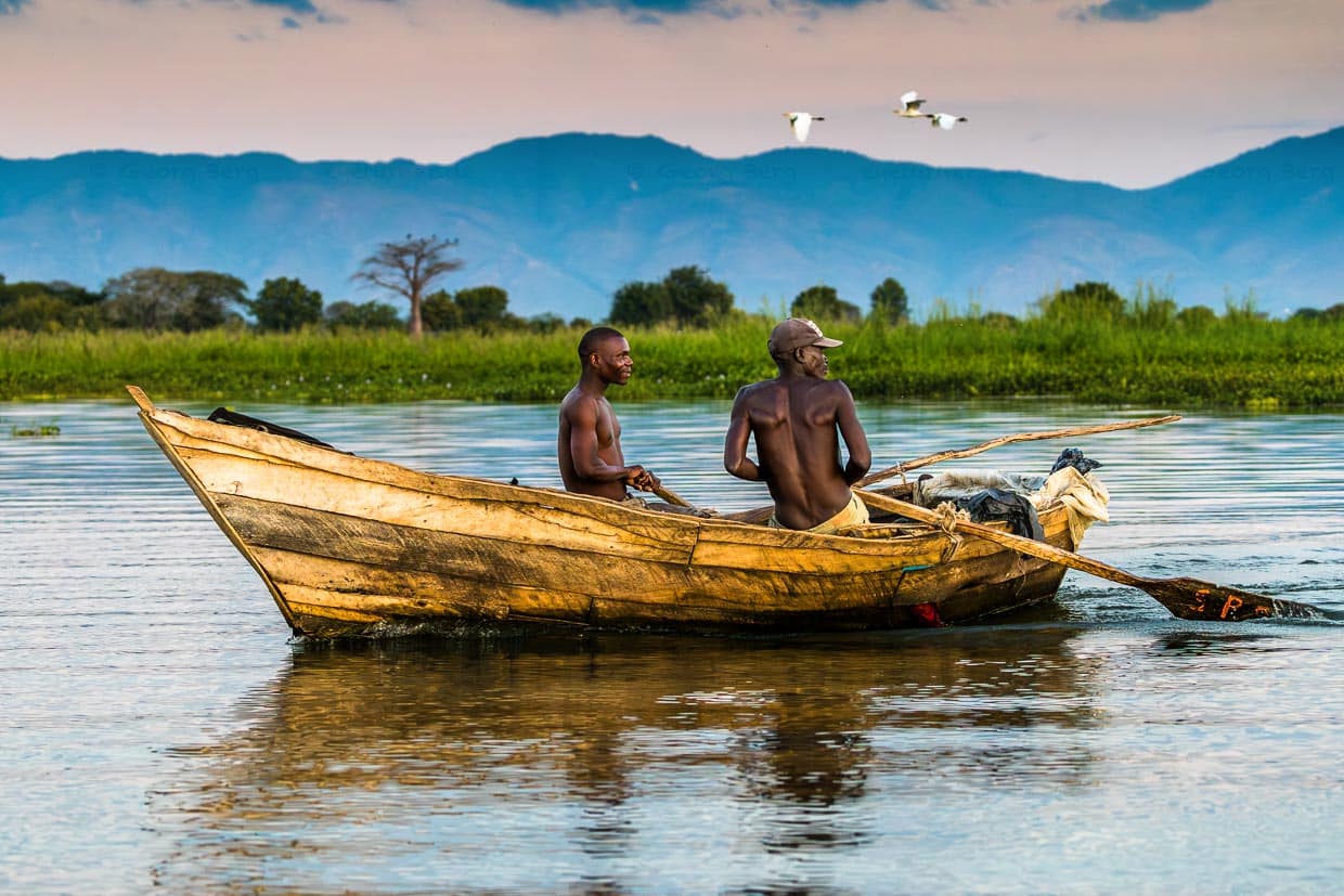 Fischer in einem Boot auf dem Shire River, Liwonde Nationalpark / © Foto: Georg Berg