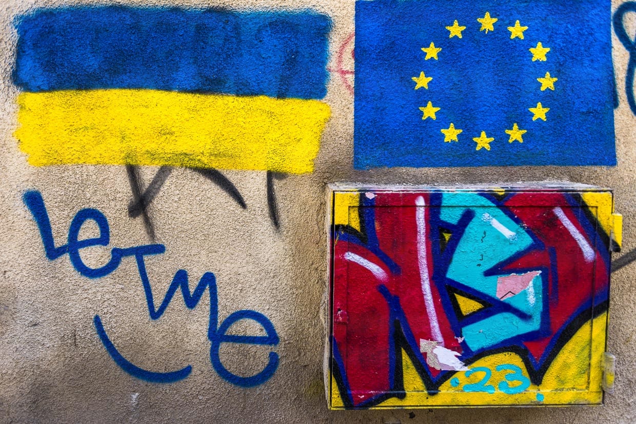 Ukrainische Fahne und Europaflagge an einer Hauswand von Tiflis / © Foto: Georg Berg