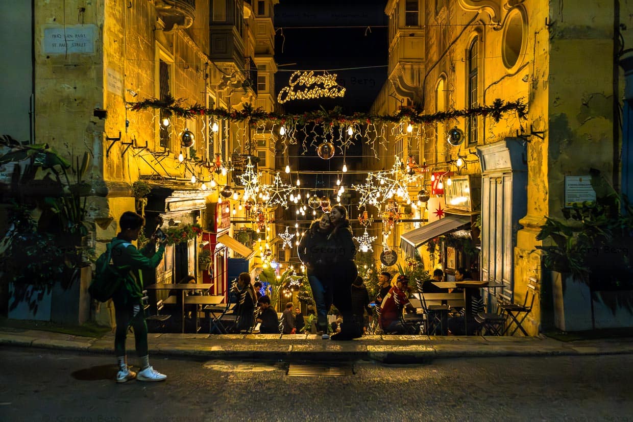Weihnachtlich geschmückte Straße in der Altstadt von Valletta, Malta / © Foto: Georg Berg