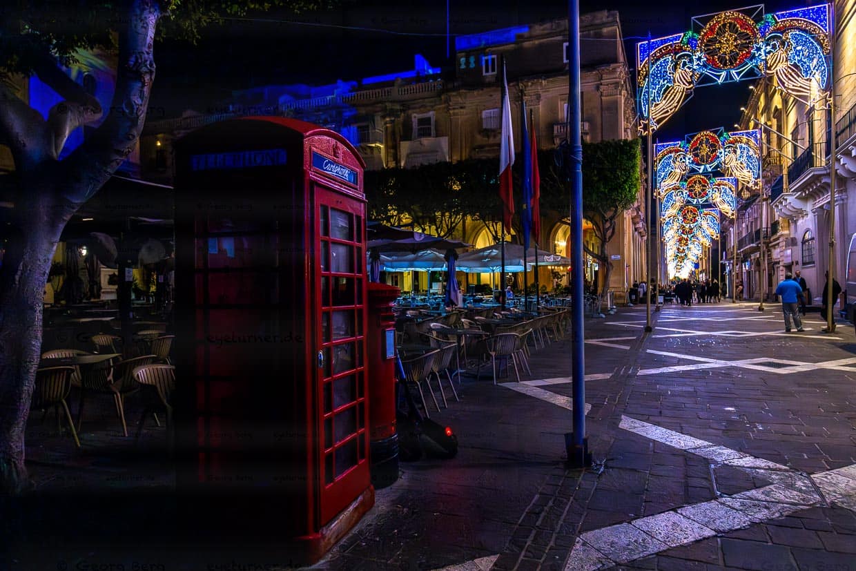 Altstadt von Valletta mit oppulenter Weihnachtsbeleuchtung in den Straßen und Relikten wie einer britischen Telefonzelle / © Foto: Georg Berg