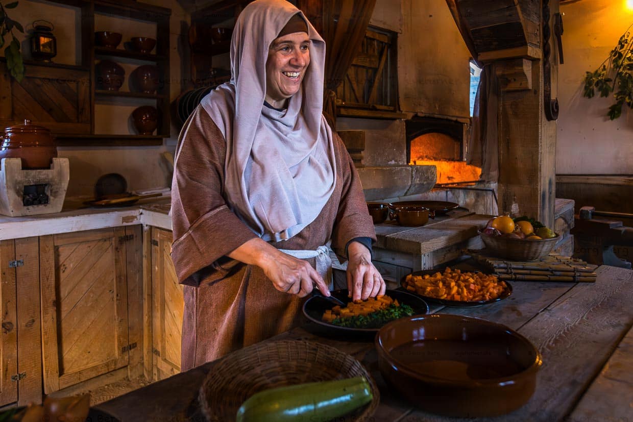 Im Bethlehem Dorf Għajnsielem spielen Familien gemeinsam. Hier bereitet die Frau des Schmieds das Essen zu / © Foto: Georg Berg