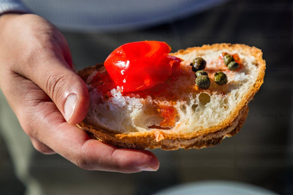 Brot, Tomaten, Kapern und maltesisches Meersalz sind zusammen eine herzhafte Brotzeit / © Foto: Georg Berg