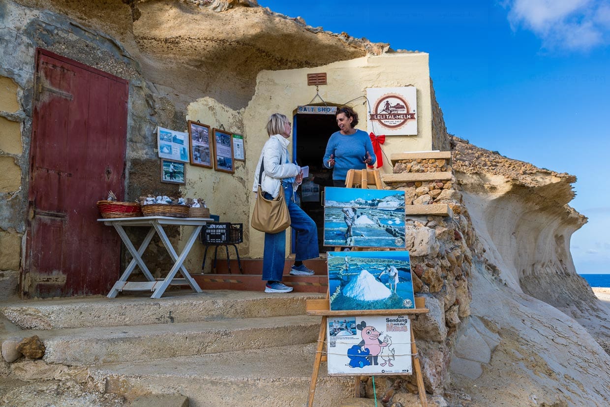 Josephine Xuereb am Eingang des kleinen Verkaufraums oberhalb der Salzpfannen in Gozo, Xwejni Bay / © Foto: Georg Berg