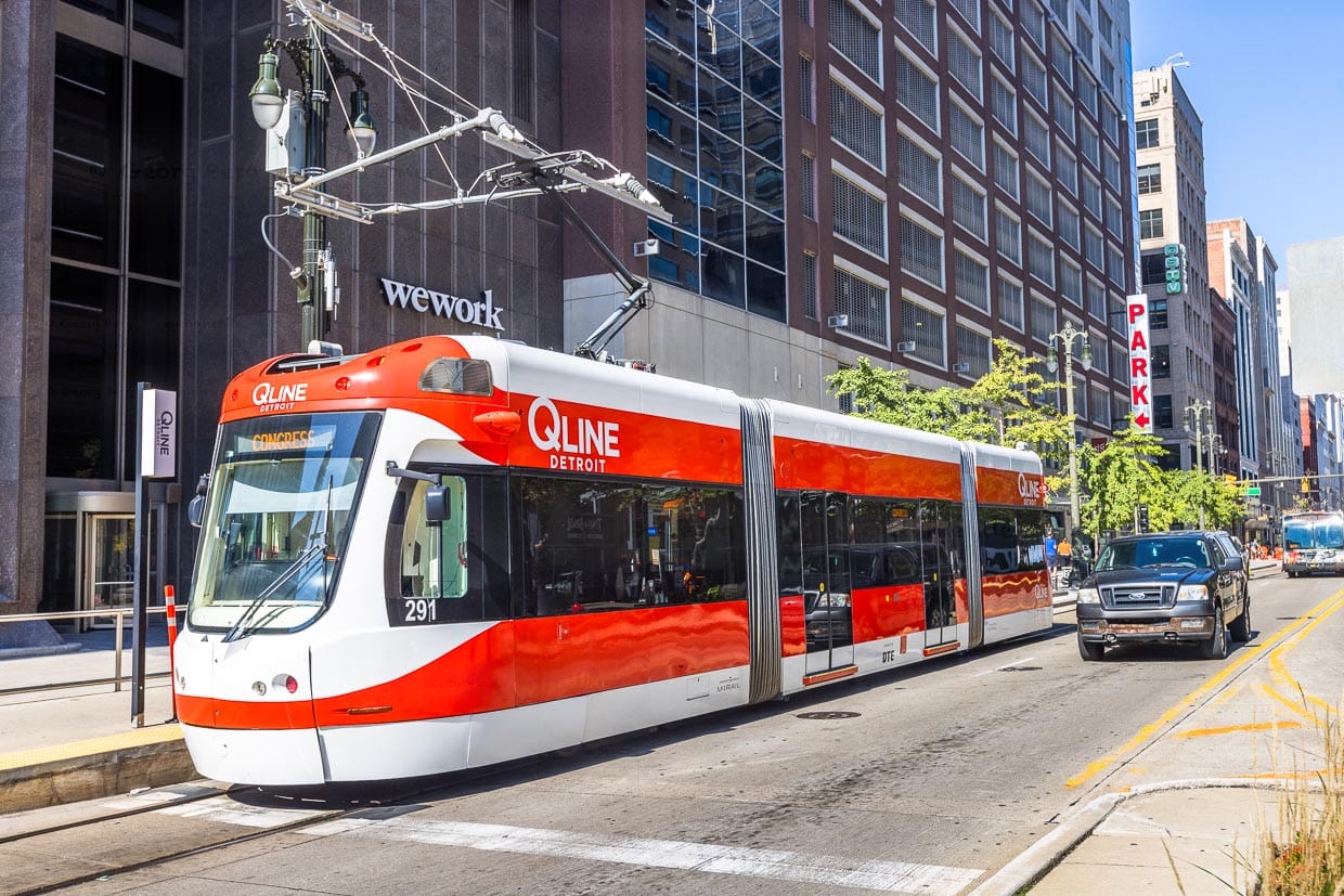 „QLine“ ist der Name der Straßenbahn auf der Woodward Avenue in Detroit. Gebaut und gesponsert als Transportmittel für die Angestellten von Quicken Loans zum Firmensitz in Downtown Detroit. Die Straßenbahn steht Fahrgästen kostenlos zur Verfügung / © Foto: Georg Berg