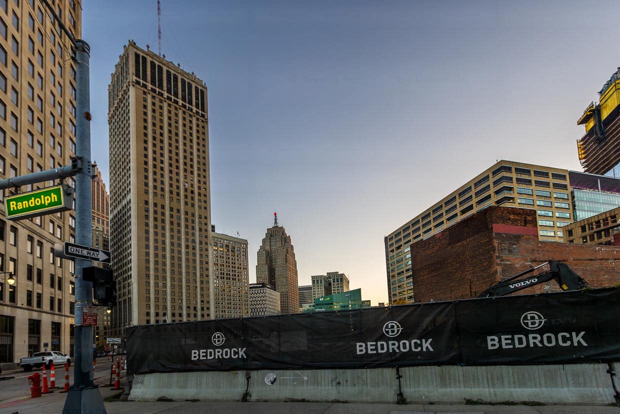 Den Namen Bedrock liest man in Detroit an vielen Baustellen und Gebäuden. Dahinter steht Dan Gilbert, geboren in Detroit und heute einer der reichsten Menschen der USA. Bedrock hat sich auf die strategische Entwicklung von Stadtkernen spezialisiert. Zum Portfolio des Immobilienunternehmens gehören 100 Immobilien mit einer Gesamtfläche von über 19 Millionen Quadratmetern in der Innenstadt von Detroit / © Foto: Georg Berg