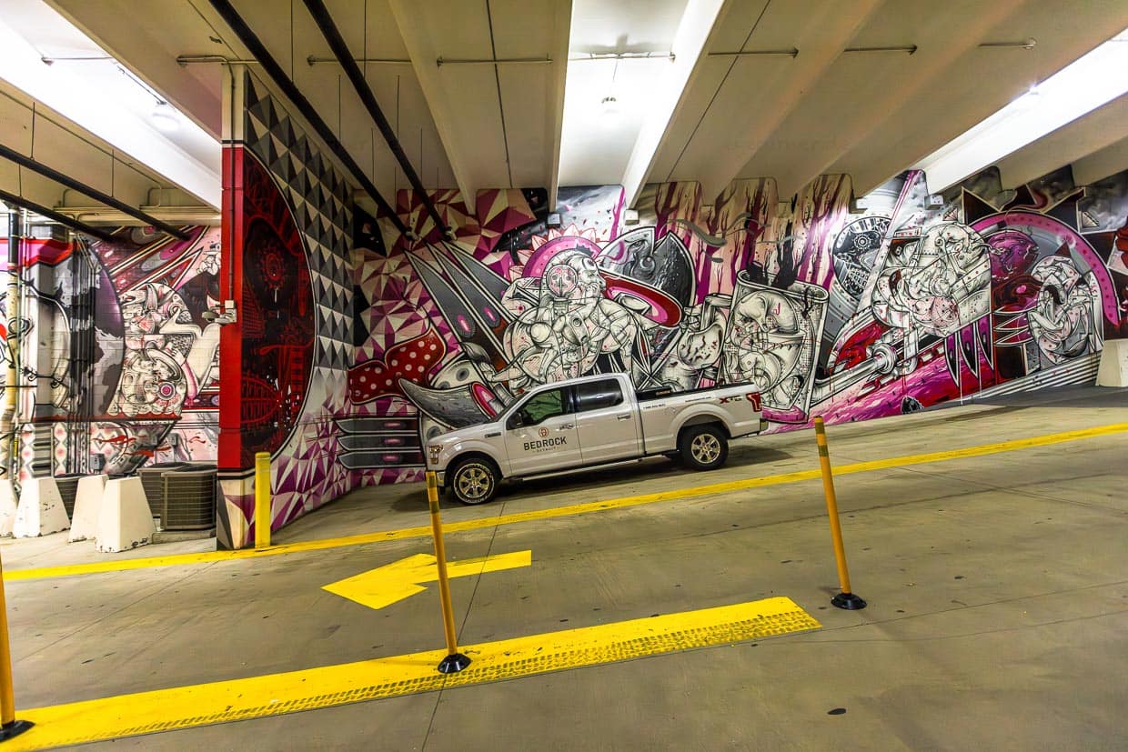 Auffahrt zum Parkhaus The Z in Library Street, Downtown Chicago. Es ist gleichzeitig ein öffentlich zugängliches Street Art Projekt. 27 internationale und lokale Künstler haben an 130 Wandmalereien mitgearbeitet / © Foto: Georg Berg