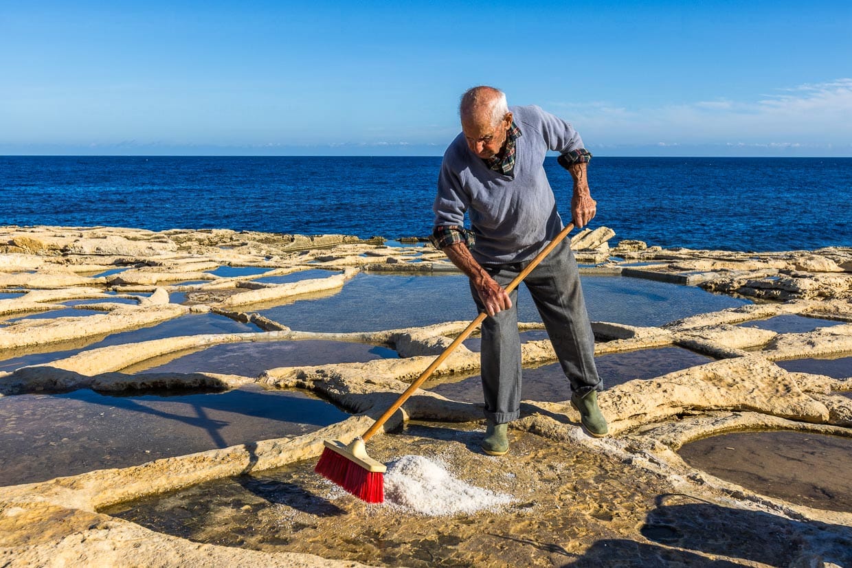 Żaren Darmanin, Salzbauer auf Malta demonstriert an seinen Salzpfannen in Marsaskala die Salzernte / © Foto: Georg Berg