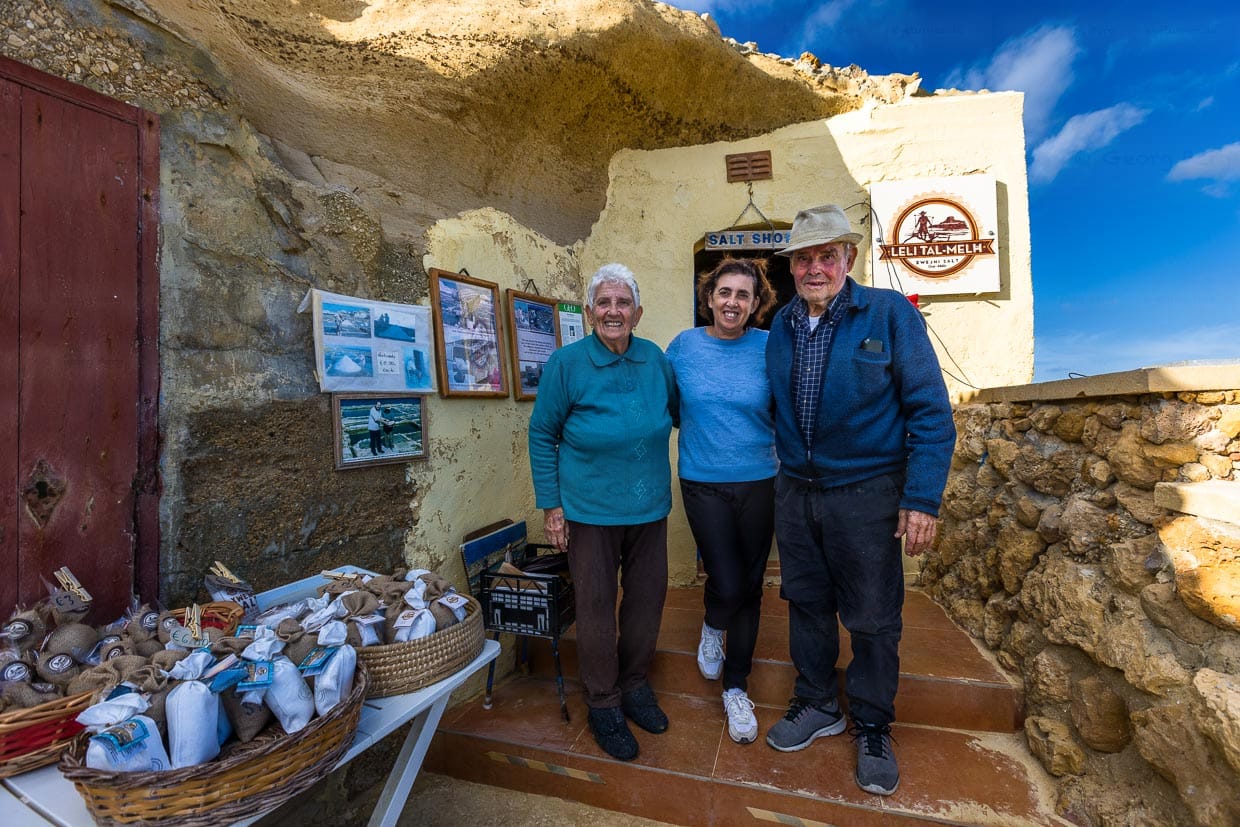 Rose und Mario Cini mit ihrer Tochter Josephine Xuereb. Ihre Familie betreibt in fünfter Generation Salzpfannen auf Gozo in der Bucht von Xwejni / © Foto: Georg Berg