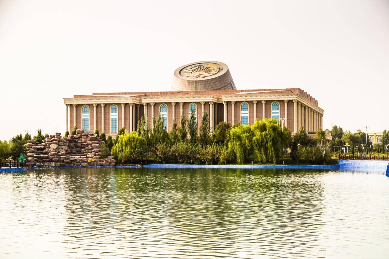 Das tadschikische Nationalmuseum liegt in Duschanbe an einem künstlich angelegten See / © Foto: Georg Berg