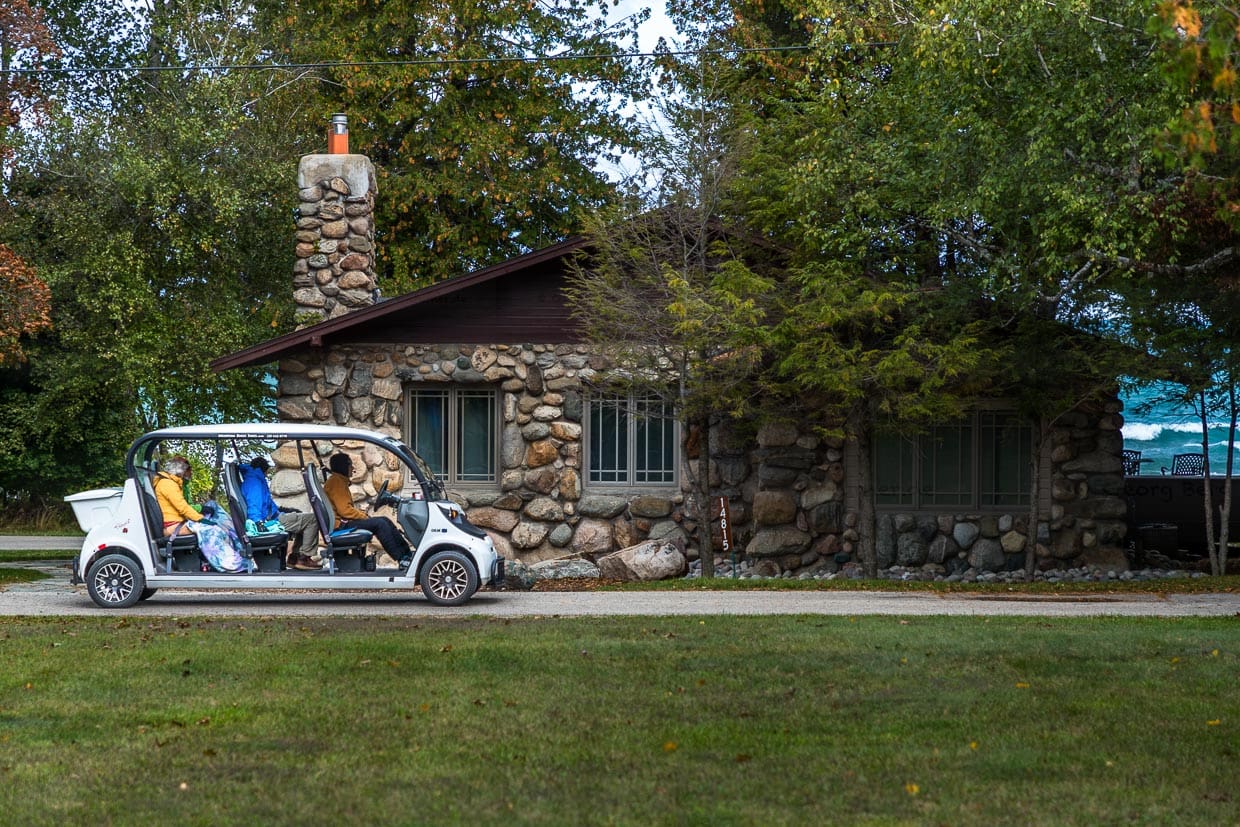 Touristen auf einer geführten Tour entlang der Pilzhäuser von Earl A. Young in Charlevoix. Der Autodidakt baute überwiegend Häuser aus Steinen und Felsbrocken, die er in Nord-Michigan fand / © Foto: Georg Berg