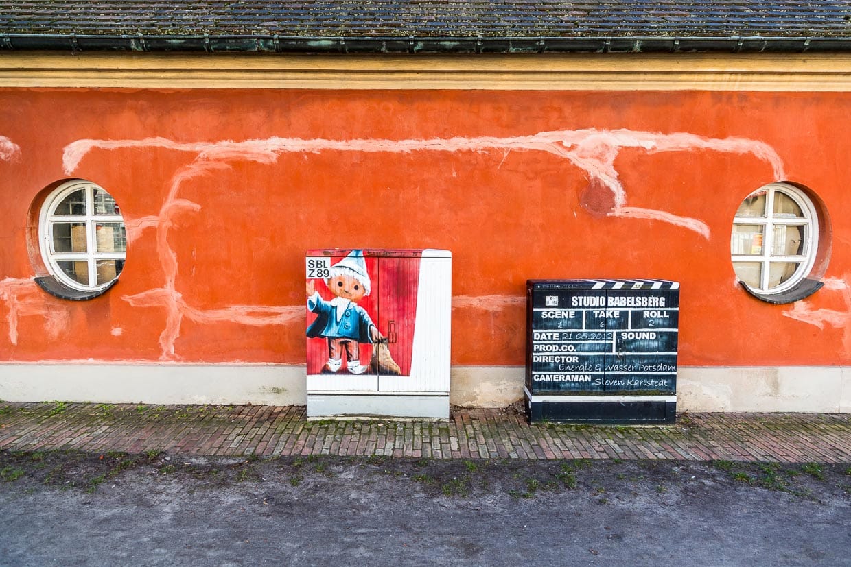 Das Sandmännchen und die Filmklappe auf der Rückseite des Filmmuseums Potsdam / © Foto: Georg Berg