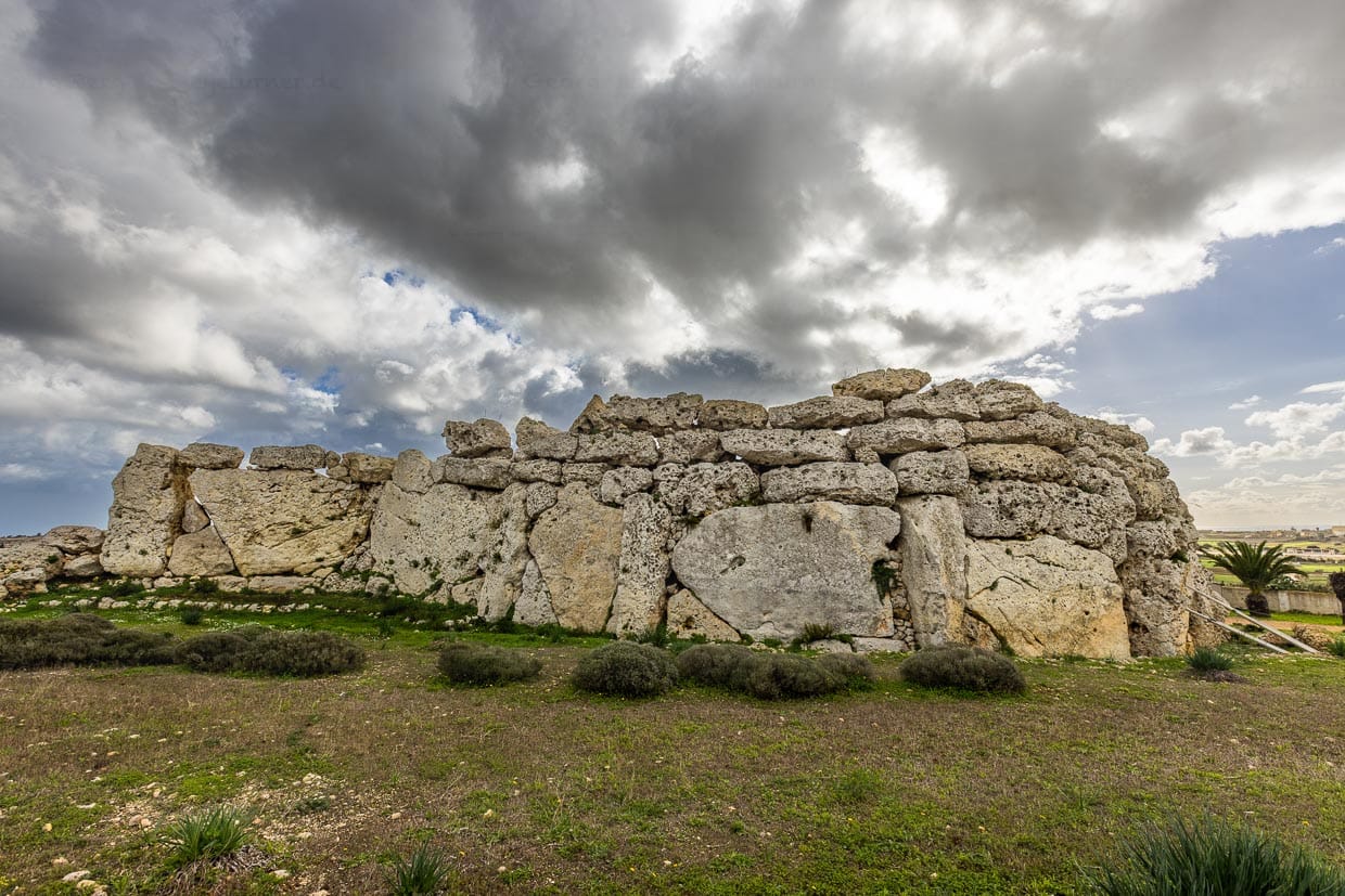 Einige Megalithen der Ġgantija-Tempel auf der Insel Gozo sind über fünf Meter lang und 50 Tonnen schwer / © Foto: Georg Berg