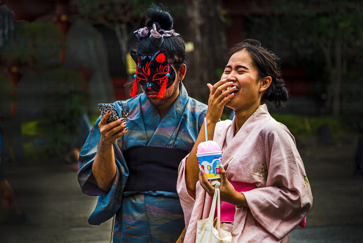 Eine Maske der anderen Art: Ein Kimono-tragendes Paar in Tokio, Japan vor der Pandemie / © Foto: Georg Berg