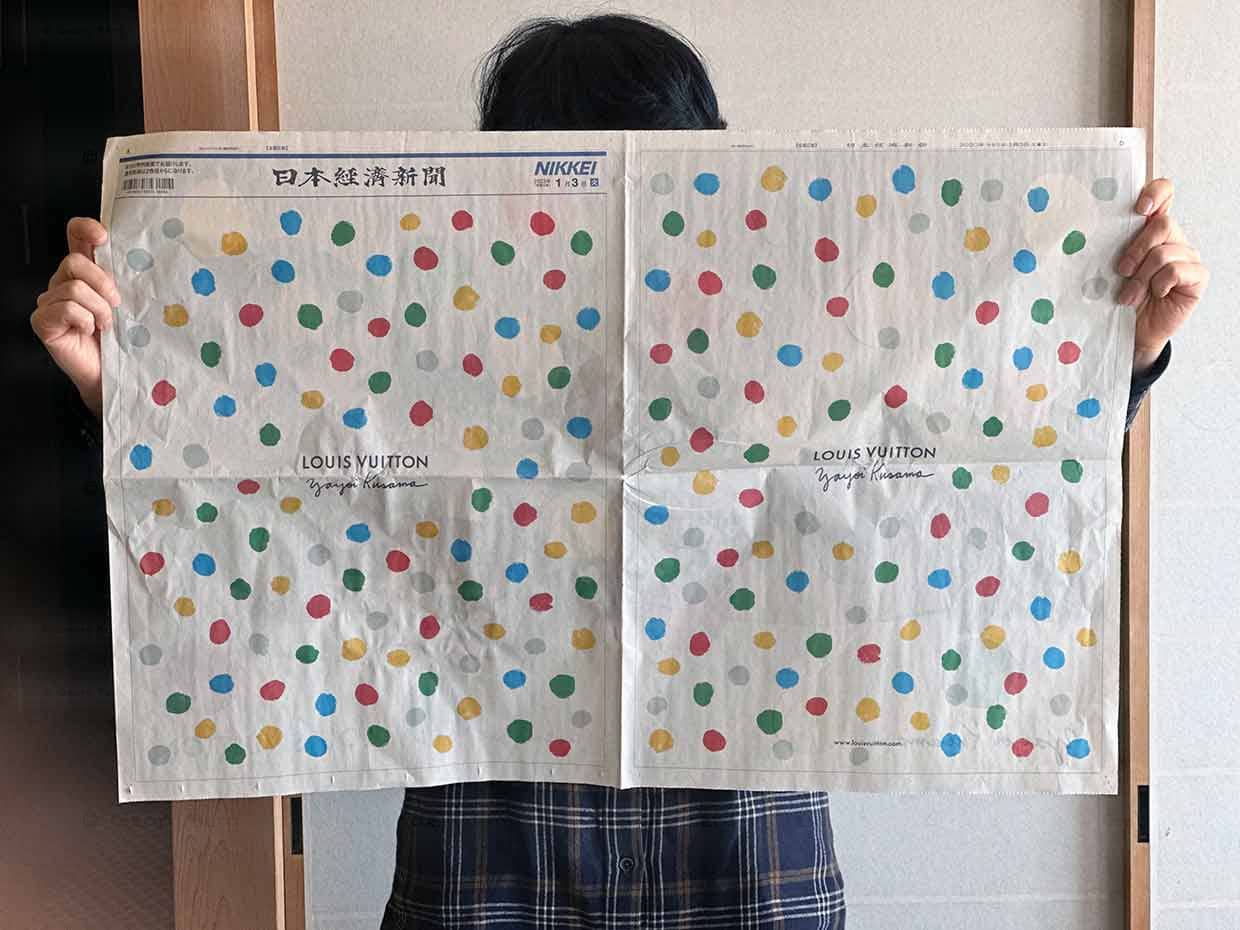 Werbeanzeige in der japanischen Tageszeitung Nikkei (Nihon Keizai Shimbun) zur Kollaboration zwischen Yayoi Kusama und Louis Vuitton im Januar 2023 © Foto: Noriko Hasegawa