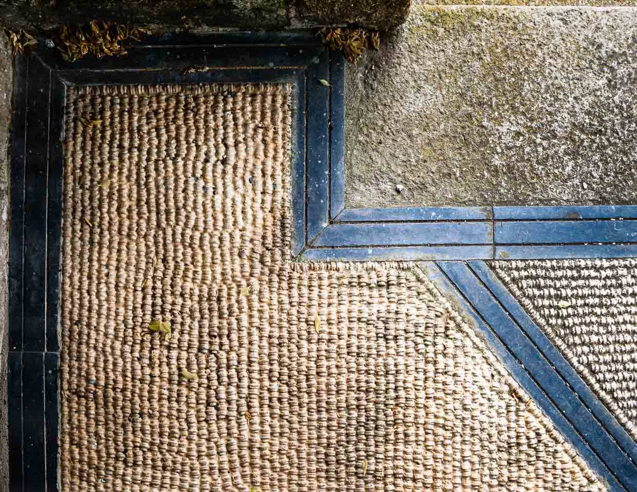 Von der kleinen Terrasse blickt man auf den ehemaligen Kindertrakt. Barfußläufer staunen über den angenehmen Bodenbelag: Es ist ein Mosaik aus Tausenden von Schafsknöcheln / © Foto: Georg Berg