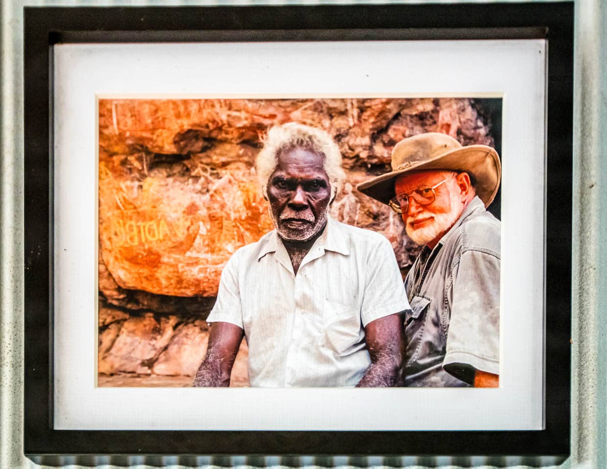 Der verstorbene Outback-Pionier Max Davidson (rechts) mit Big Charly, einem Familienvorstand der traditionellen Landeigentümer (Fotoreproduktion) / © Foto: Georg Berg