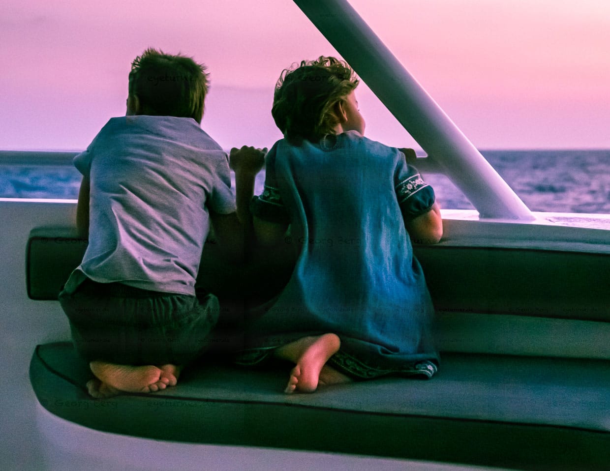 Auch die Kleinsten an Bord hängen beim abendlichen Blick zum Horizont ihren Träumen nach / © Foto: Georg Berg