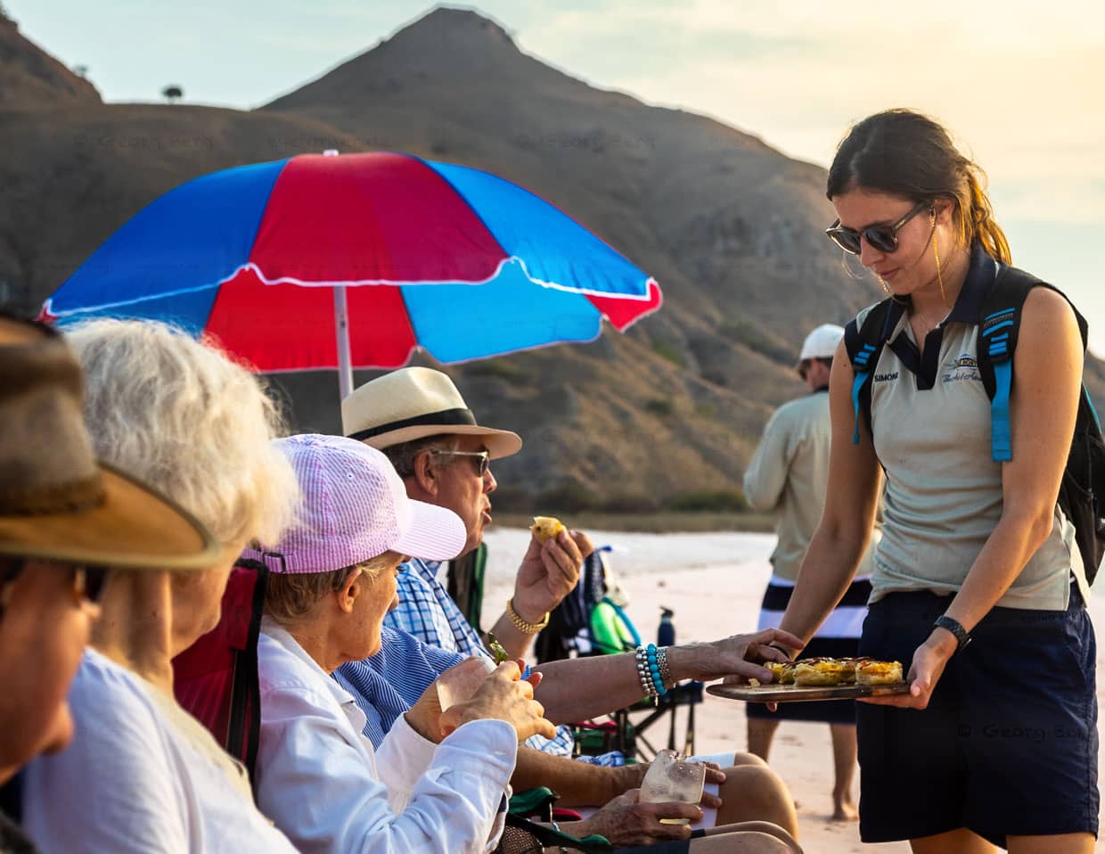 Picknik am rosa Strand von Pulau Padar. Zu den Beach-Drinks gibt es für die Gäste Meredith-Ziegenkäse-Törtchen mit karamelisierten Zwiebeln / © Foto: Georg Berg