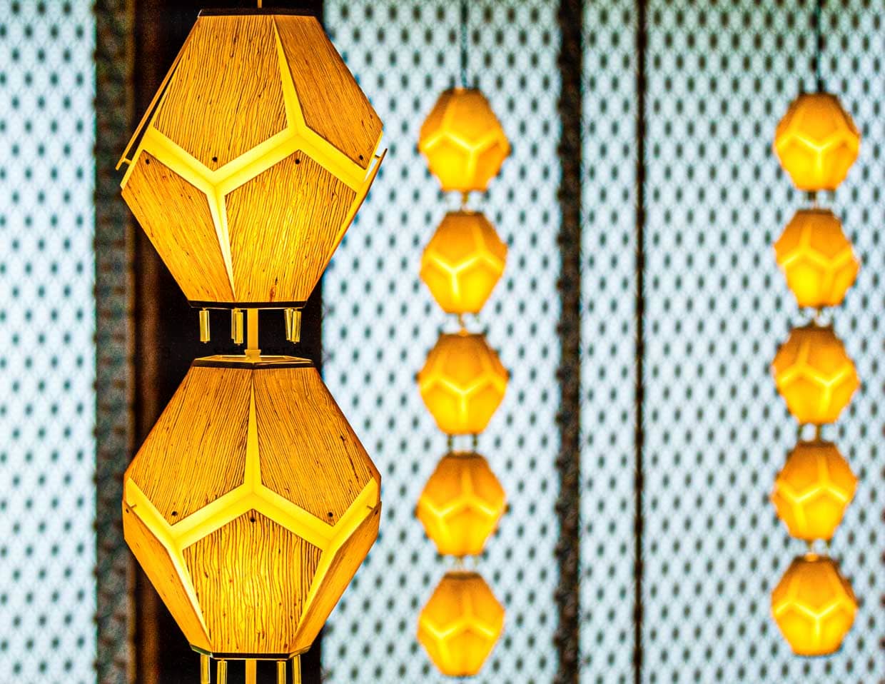 Aus dem alten Okura Hotel erhalten geblieben: Die fünfeckige Bespannung der berühmten Leuchten / © Foto: Georg Berg