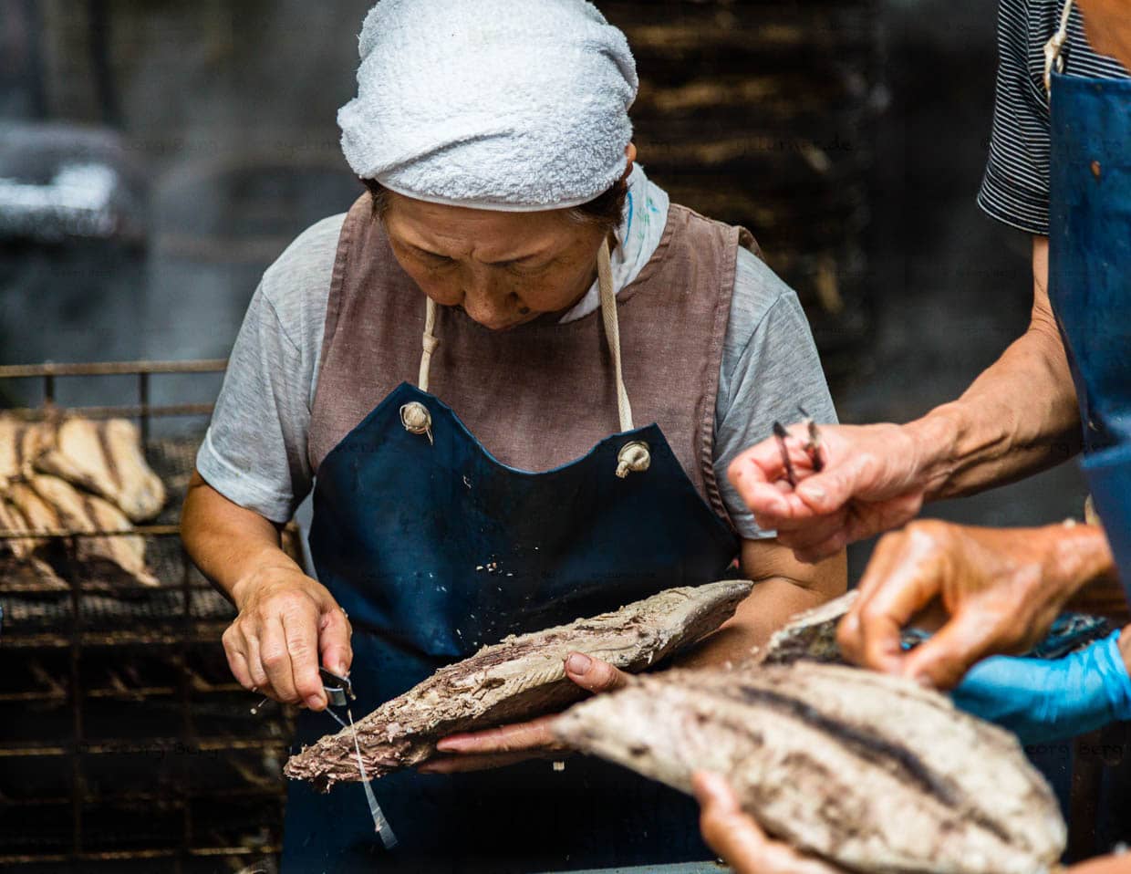 „Honenuki“ heißt das manuelle Entgräten der Fischhälften, bei dem der nun in vier Filets geteilte Fisch möglichst unbeschadet bleiben soll / © Foto: Georg Berg