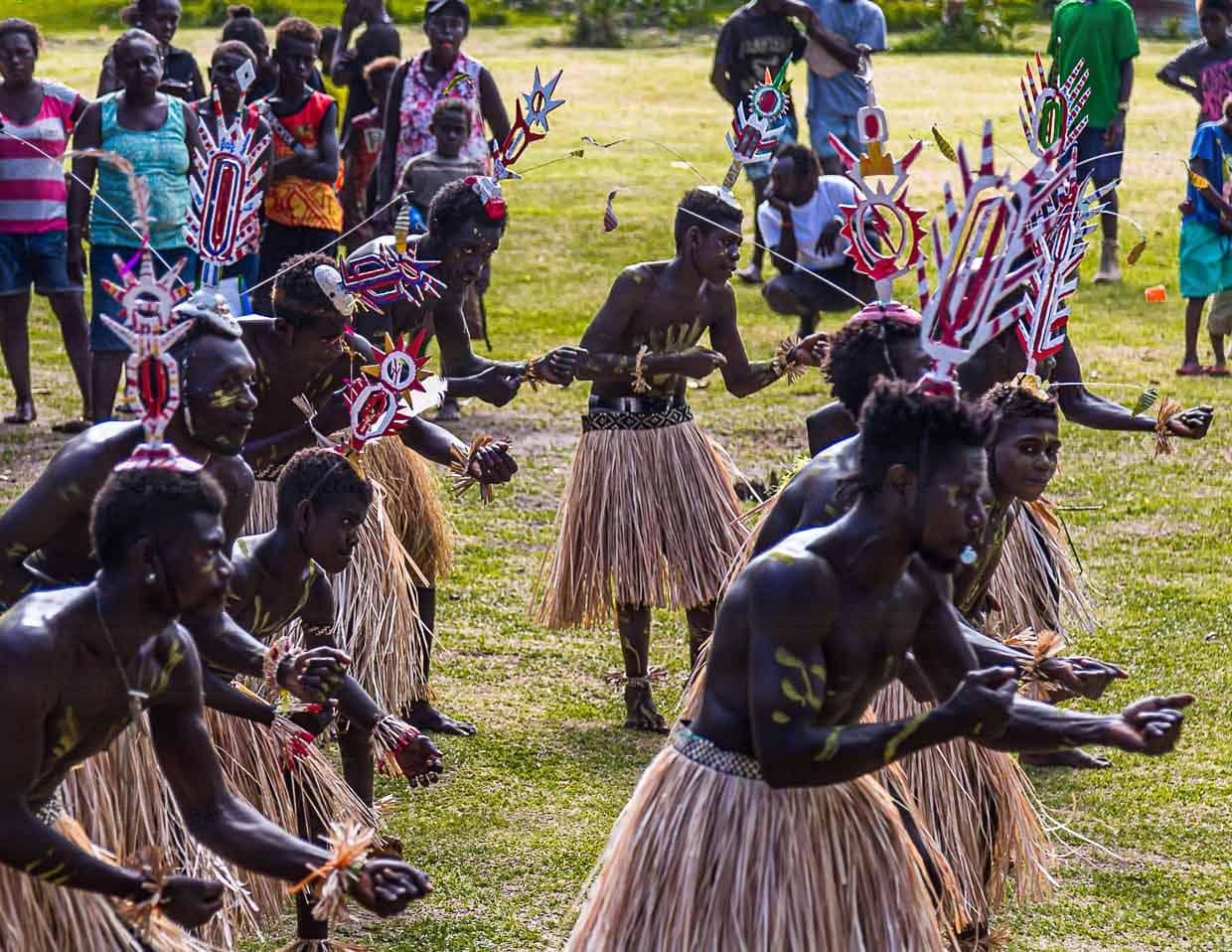 Männliche Jugendliche tragen in Bougainville den Upei auf dem Kopf, wenn sie in den Kreis der Erwachsenen aufgenommen werden. Dieser Ritual-Hut ist zentraler Bestandteil der Landesflagge / © Foto: Georg Berg