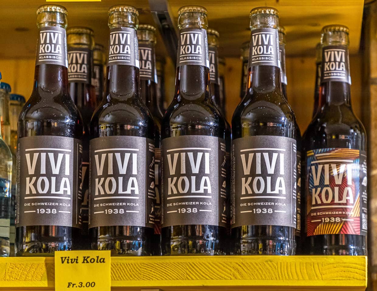 Vivi-Kola ist eines dieser coolen Produkte aus Zürich. Ein Rezept von 1938 wurde wiederbelebt. Das Geheimnis der Cola-Nuss kann man auf der Innenseite des Etiketts lesen, sobald man die Flasche geleert hat / © Foto: Georg Berg