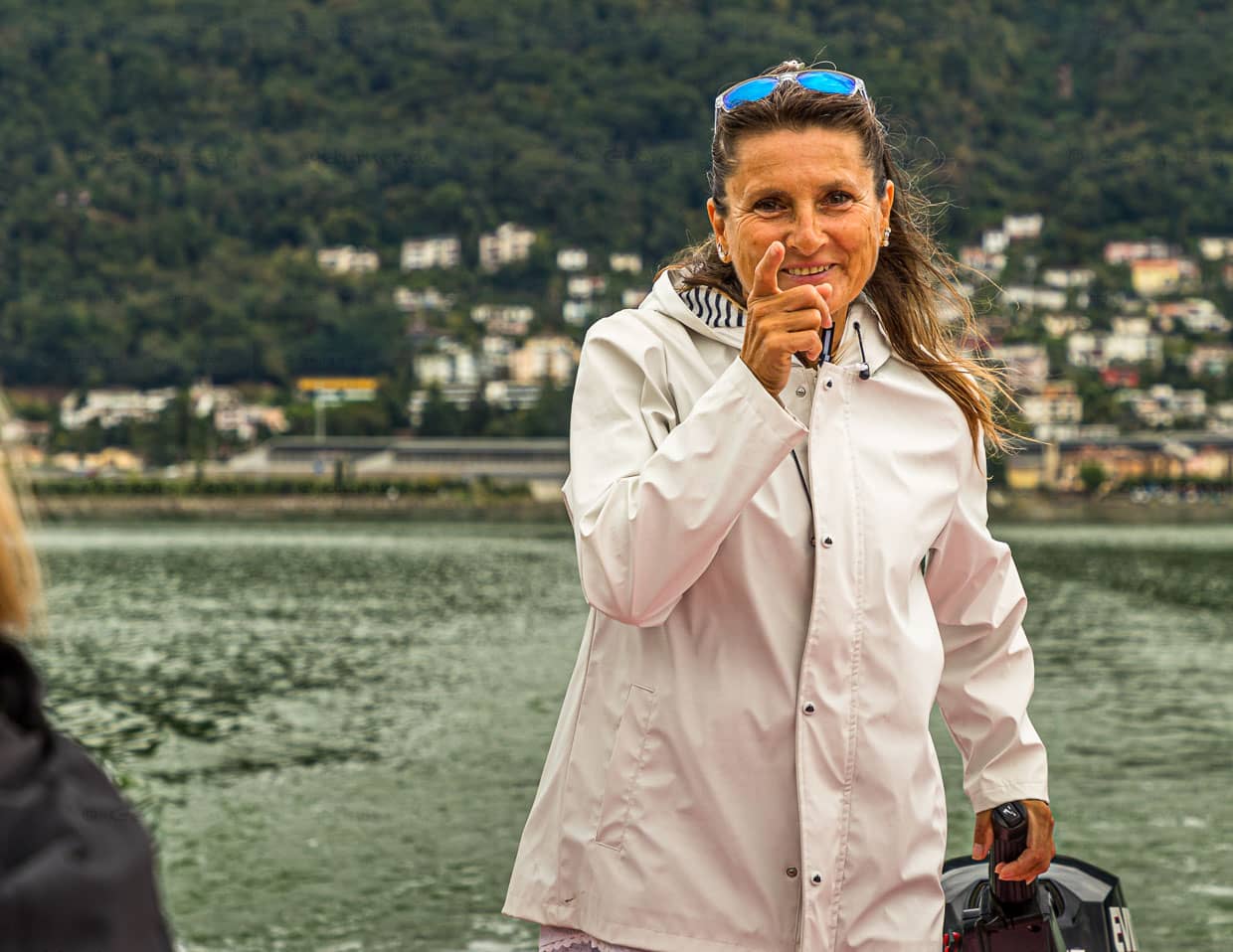 Auf dem See zuhause. Gabriella Monfredini ist Gastgeberin bei Swiss Tavolata und fährt leidenschaftlich gerne mit ihrem Boot raus auf den See / © Foto: Georg Berg