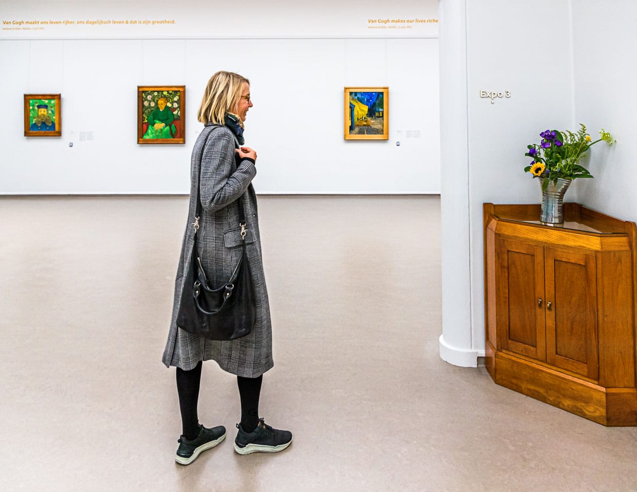 Angela Berg entdeckt echte Sonnenblumen im Raum mit Werken von Vincent van Gogh / © Foto: Georg Berg