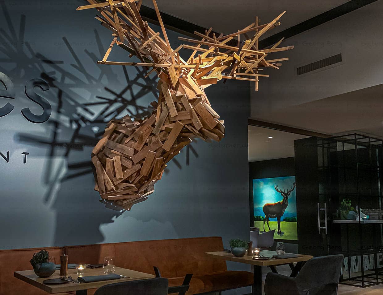Im Restaurant Cèpes dominieren Hirschgeweihe die Raumgestaltung. Wild ist auch auf der Menükarte ein kulinarischer Leitfaden / © Foto: Georg Berg