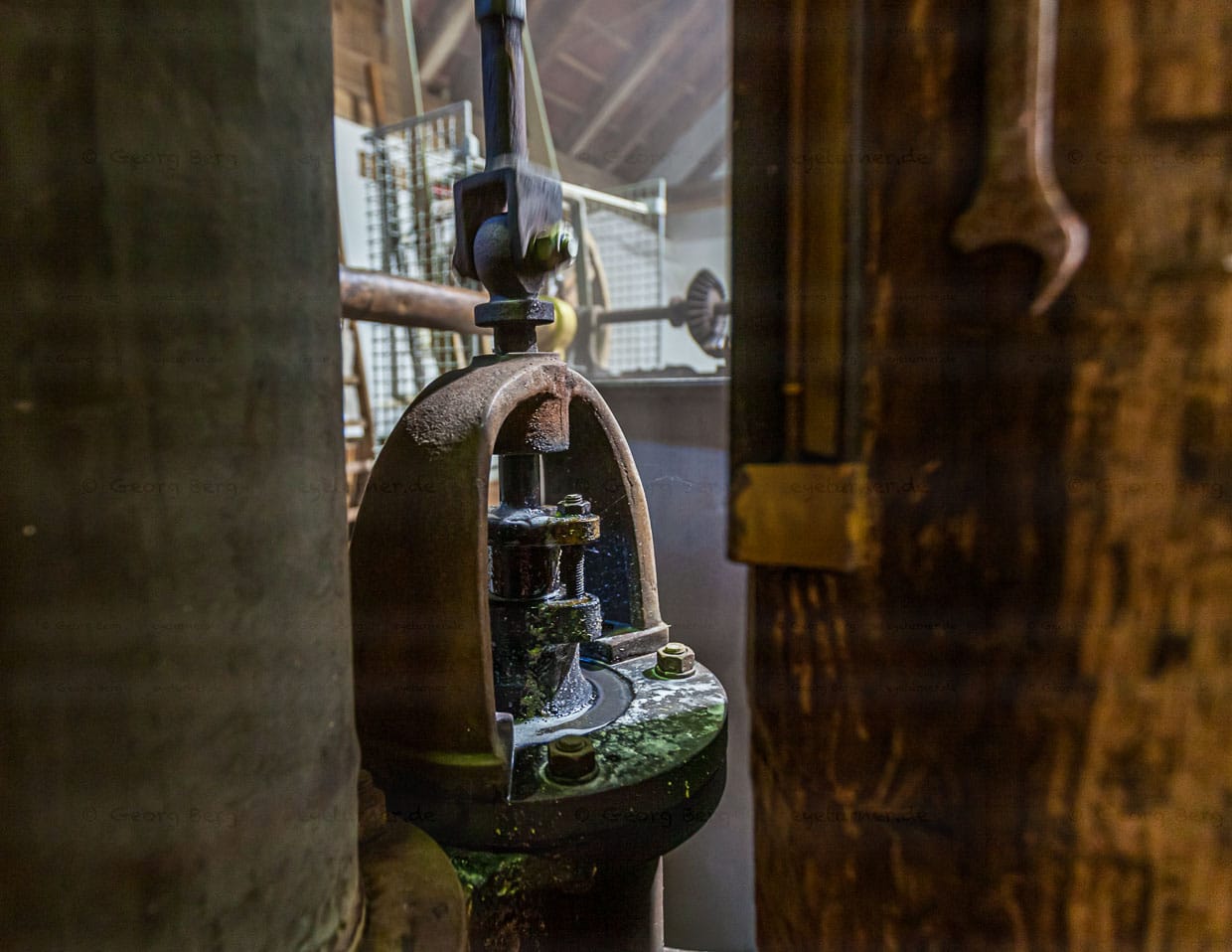 Die Pumpe im Kommunbrauhaus funktioniert mit einem zuverlässigen Mechanismus. Der kann auch heute noch vom Dorfschmied repariert werden / © Foto: Georg Berg