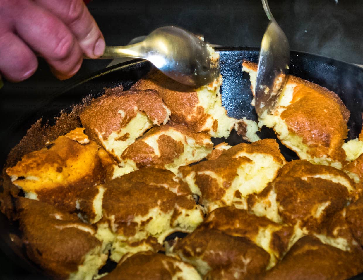 Viel Butter, Mandeln und Rosinen und für jede Portion drei Eier – das ist die Erfolgsgrundlage für den wohl besten Kaiserschmarrn nördlich der Alpen / © Foto: Georg Berg
