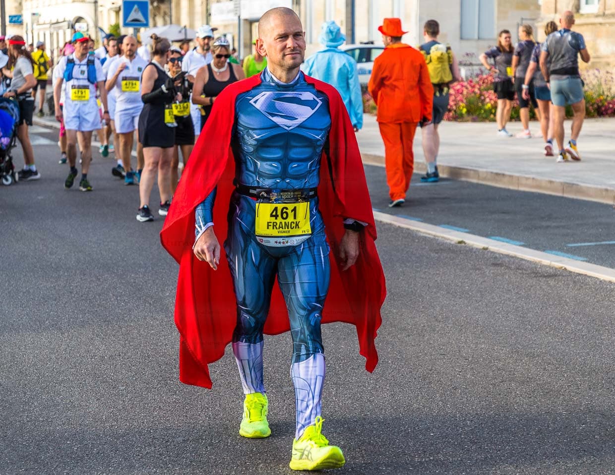 So sollen Sieger aussehen. Superman schreitet unerschütterlich zum Start des Marathon des Chateaux du Medoc / © Foto: Georg Berg