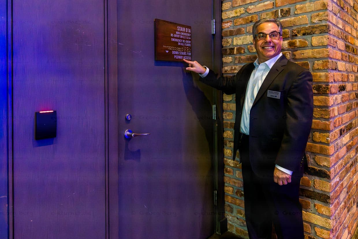 Manager Michael Weinberg zeigt im Radisson Blu Aqua den Zugang zum Chicago Pedway. Aus der Lobby des Hotels auf dem Columbus Drive gelangt man direkt in das unterirdische Fußgängersystem / © Foto: Georg Berg