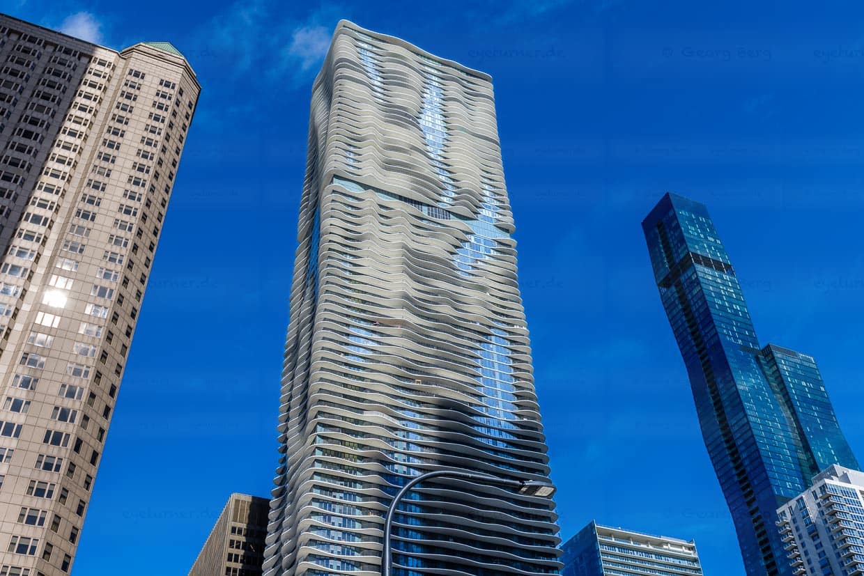 Aqua Tower (262 Meter) und St. Regis (365 Meter) beide Wolkenkratzer stehen im Bezirk The Loop in Chicago und wurden von der Architektin Jeanne Gang entworfen. Das The St Regis ist heute der höchste von einer Frau entworfene Wolkenkratzer der Welt / © Foto: Georg Berg
